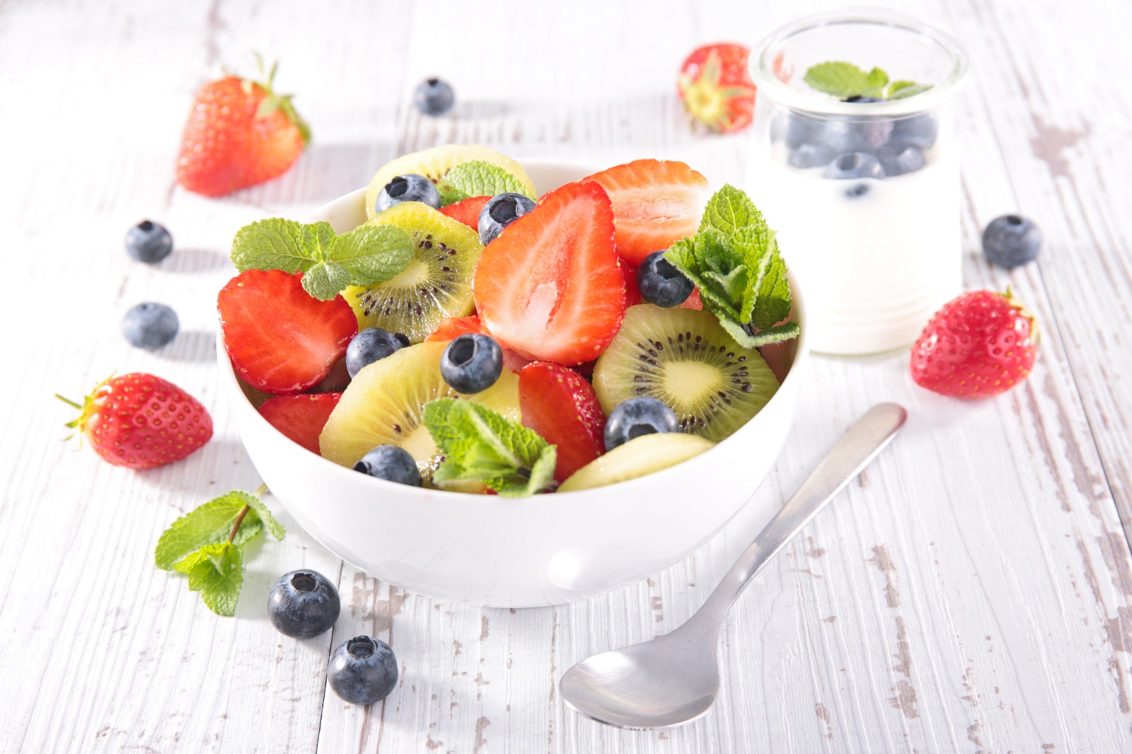 Renkli ve sağlıklı sebze ve meyveler düzenli bir şekilde tabakta