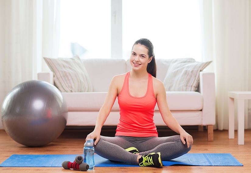 Evde egzersiz yapan kişi